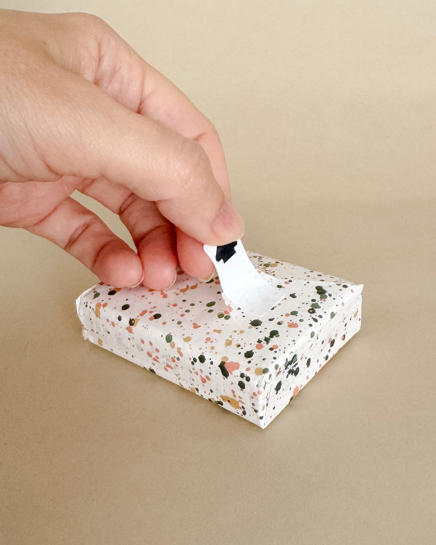 <tc>Mouchoirs en papier avec paquet personnalisé en papier</tc>
